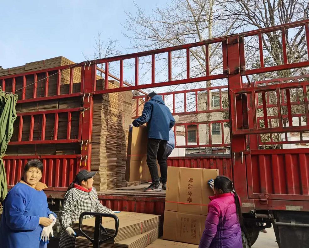 甲盾(dun)紙箱送貨現(xiàn)場